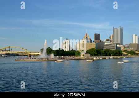 Boote vor Point State Park, Pittsburgh, Pennsylvania Stockfoto