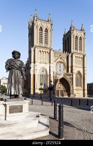 Die Statue von Rajah Rammohun Roy vor der Kathedrale, College Green, Bristol, Großbritannien Stockfoto