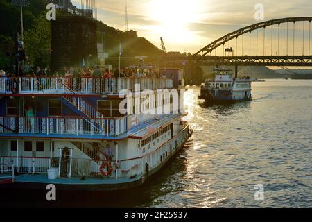 Gateway Clipper Flottenfähren vor der Fort Pitt Bridge, Pittsburgh, Pennsylvania Stockfoto