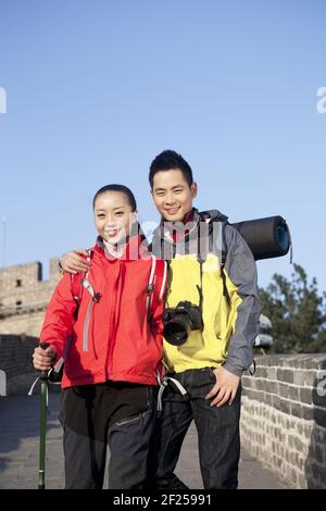 Junge Paare in der Großen Mauer Tourismus Stockfoto