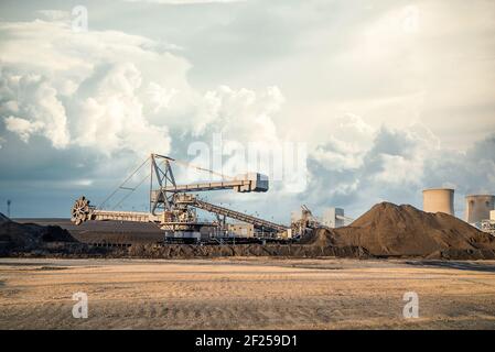 Schaufelradmaschine großen Surface Mining Bagger bei UK Power Station, die in offenen Gusenhaufen und Kohlenstapeln arbeitet Im Koalfeld dramatischen Wolkenhimmel Stockfoto