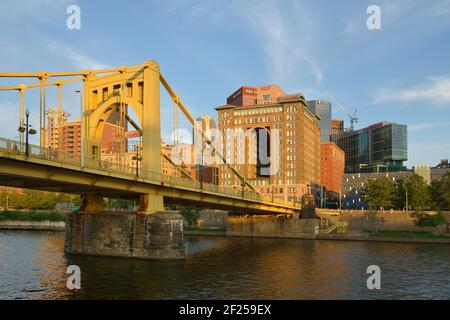 Renaissance Pittsburgh Hotel und die Roberto Clemente Brücke. Pittsburgh, Pennsylvania Stockfoto