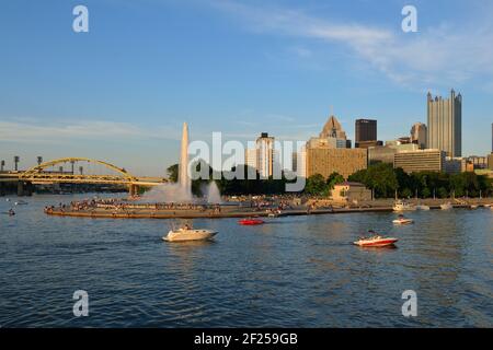 Boote vor Point State Park, Pittsburgh, Pennsylvania Stockfoto