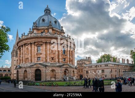 Die Radcliffe-Kamera, die 1749 zur Unterkunft der Radcliffe Science Library gebaut wurde. Die Bodleian Bibliothek befindet sich auf der rechten Seite. Stockfoto