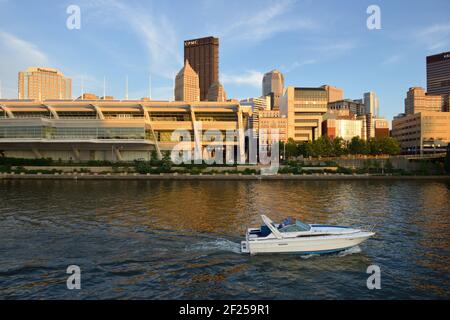 Bootstouren vor dem David L. Lawrence Convention Center, Pittsburgh, Pennsylvania Stockfoto