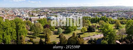 Ein Panoramablick auf das Zentrum von Bristol und Bristol Docks UK - vom Cabot Tower in Brandon Hill Park, Bristol UK aus gesehen Stockfoto