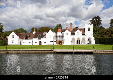 St Mary's Abbey an der Themse in Medmenham, Buckinghamshire, Großbritannien Stockfoto