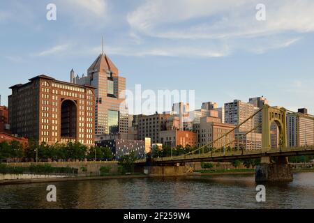 Renaissance Pittsburgh Hotel und die Roberto Clemente Brücke. Pittsburgh, Pennsylvania Stockfoto