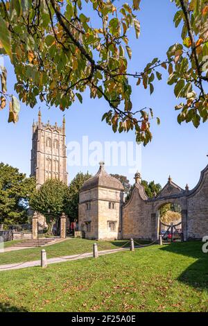 Herbst in den Cotswolds - St James Kirche und die Jacoban Lodges zu Campden House in der Cotswold Stadt Chipping Campden, Gloucestershire UK Stockfoto