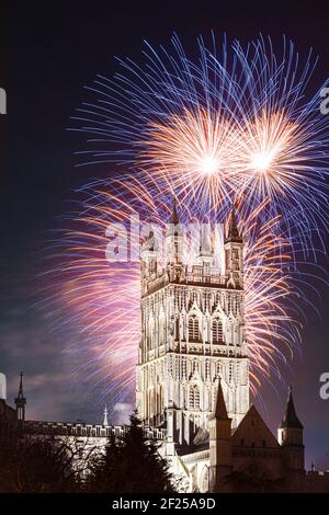 Feuerwerk, das am 5. November hinter dem Turm der Gloucester Cathedral in Großbritannien in der Guy Fawkes Night explodiert. Stockfoto