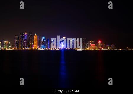DOHA, KATAR - 21. JANUAR 2019: Blick in Doha, Katar bei Nacht. Doha ist die Hauptstadt und bevölkerungsreichste Stadt des Staates Katar Stockfoto