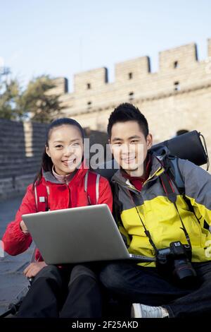 Junge Paare in der Großen Mauer Tourismus im Computer Stockfoto