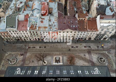 Lviv, Ukraine. März 2021, 10th. Blick auf Rynok Platz von der Dachterrasse des Rutascha.Lviv Rathaus (Ratusha) ist ein Verwaltungsgebäude in der zentralen, auf Rynok-Platz, während seiner gesamten Existenz, das Rathaus war der Sitz der zentralen Stadtregierung von Lviv. Heute ist es die Residenz des Stadtrats von Lemberg. Ein architektonisches Denkmal von nationaler Bedeutung, ein UNESCO-Weltkulturerbe. Der moderne Turm des Rathauses von Lemberg ist 65 Meter hoch und der höchste in der Ukraine. Kredit: SOPA Images Limited/Alamy Live Nachrichten Stockfoto