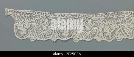 Strook applicatiekant met druiventrossen en gehalveerde bladeren.Strip natürlich farbige Applikationsseite, Kletterseite auf Maschine Tüll appliziert. Ein schmaler Teil entlang der Innenseite weist ein laufendes Muster aus halbierten, gelappten Blättern auf, das ein gleichmäßig halbierte Medaillon mit einer Rasterfüllung begleitet. Auf einem breiten Teil mit einem Substrat aus Tüll, symmetrische, tiefe Schlitz, die wiederum mit einem Mahltablett und einer Fächerpflanze gefüllt sind. Stockfoto