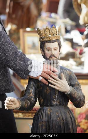 Detailaufnahme der Hand auf Statue auf Sevillas ältestem Straßenmarkt, Mercadillo de los Jueves, Donnerstagsmarkt, Sevilla, Andalusien, Spanien Stockfoto