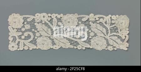 Sierstuk voor een avondmantel van gemengde kant met rozenhaag.Ornamental Stück (Manschette) für eine Abendjacke von gemischten Seite - Kletterseite in Kombination mit Nadelspitze - Brussels Duchesse. In einem weit verbreiteten Flechtsboden gibt es Rosen, die normalerweise zwei Blätter stützen. Ein Zwischenornament besteht aus wenigen und doppelten Voluntaries und vielen kleinen Blüten. Stockfoto