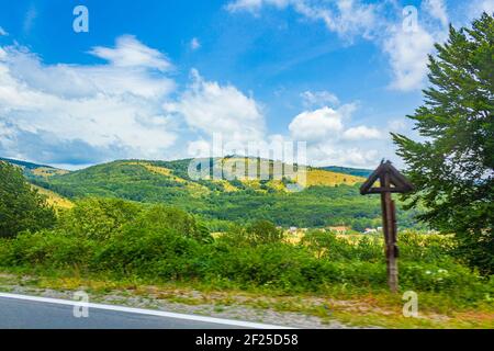Natürliche Landschaft Berge Hügel und landwirtschaftliche Flächen während der Fahrt in Kroatien. Stockfoto