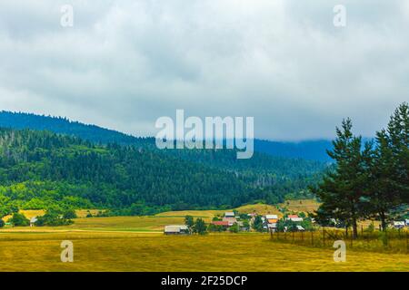 Natürliche Landschaft Berge Hügel und landwirtschaftliche Flächen während der Fahrt in Kroatien. Stockfoto