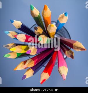 Eine Gruppe von Buntstifte in einem Glas tumbler Stockfoto