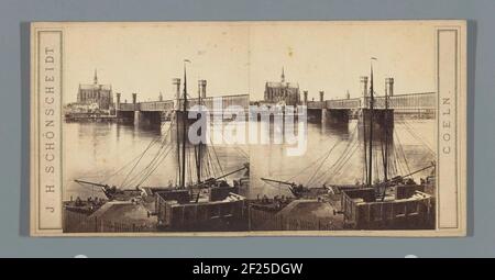 Blick auf die Dombrücke in Köln mit dem Kölner Dom im Hintergrund; Coel.. Stockfoto