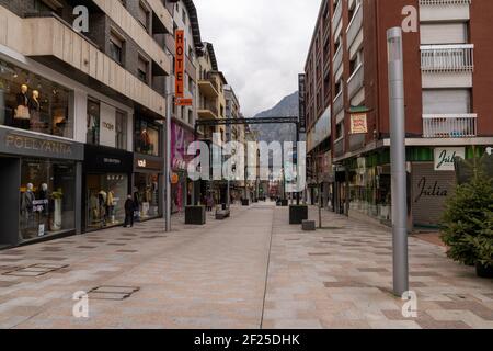 Andorra la Vella, Andorra - 7. März 2021: Blick auf die leere Einkaufsmeile in der Fußgängerzone von Andorra la Vella Stockfoto