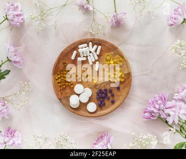 Health Care Zusammensetzung mit verschiedenen Arten von Vitaminen, Nahrungsergänzungsmitteln und Chrysanthemen. Natürliche Heilmittel, die Immunität erhöhen. Tabletts, Kappen Stockfoto