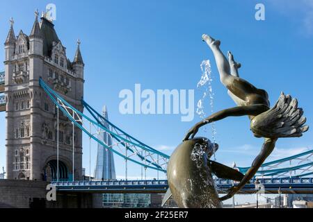 David Wayne Skulptur Mädchen mit dem Dolphin neben der Tower Bridge in London. Stockfoto