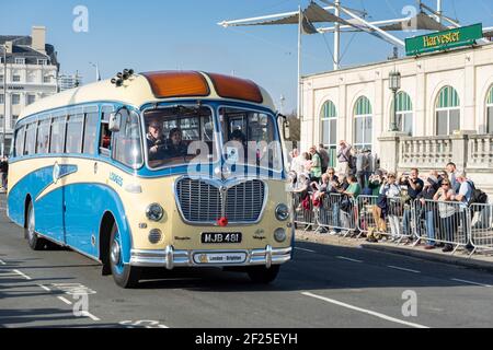 Alten Bus nähert sich der Ziellinie der London to Brighton Veteran Car Run Stockfoto