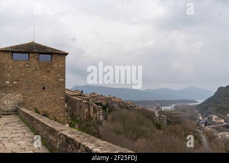 Ein Blick auf die Burgmauer und das Dorf Ainsa In den Pyrenäen Spaniens Stockfoto