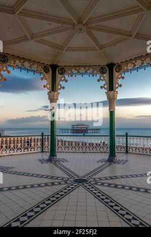 BRIGHTON, EAST SUSSEX/UK - JANUAR 26 : Blick auf den verrossten West Pier von einem Bandstand in Brighton East Sussex am 26. Januar 2 Stockfoto