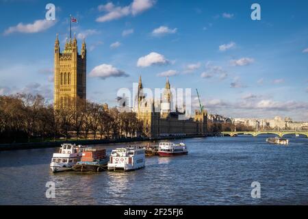 Blick entlang der Themse zu den Houses of Parliament Stockfoto