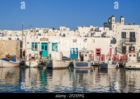 Paros, Griechenland - 27. September 2020: Schöner Hafen von Naoussa auf der Insel Paros. Griechenland, Kykladen Stockfoto