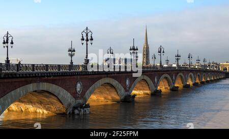 Der Pont de Pierre überspannt den Fluss Garonne in Bordeaux Stockfoto