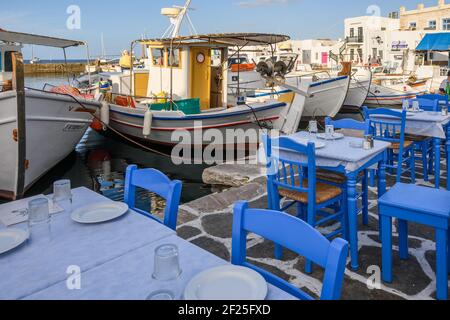 Paros, Griechenland - 27. September 2020: Tische und Stühle im Fischrestaurant. Naoussa Hafen auf Paros Insel. Kykladen, Griechenland Stockfoto