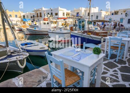 Paros, Griechenland - 27. September 2020: Fischrestaurant im wunderschönen Naoussa auf der Insel Paros. Kykladen, Griechenland Stockfoto