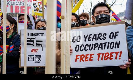 Tausende Tibeter und Anhänger protestieren auf den Straßen des Trocadero-Platzes in der Nähe des berühmten Eiffelturms in Paris zum 62th. Jahrestag des Tibetischen Nationalaufstands. Es wurde ein Straßenspiel über den jüngsten Tod von Tenzin Nyima organisiert, einem 19 Jahre alten tibetischen Mönch, der wegen Folter im chinesischen Gefängnis gefoltert wurde. Stockfoto