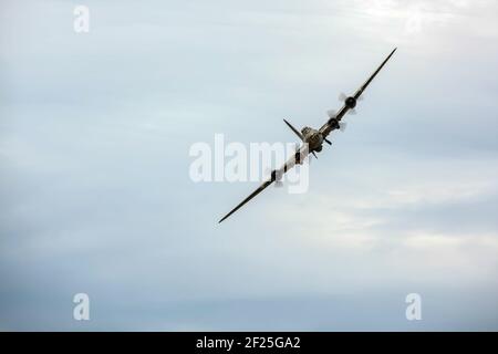 Memphis Belle Boeing B 17 Bomber fliegt über Shoreham Airfield Stockfoto