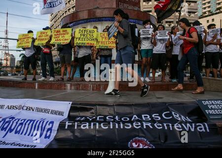 Demonstranten halten Plakate während einer Kundgebung zur Pressefreiheit nach Versuchen, ABS-CBN, das größte Rundfunknetz des Landes in Quezon City, Metro Manila, Philippinen, zu schließen. Stockfoto