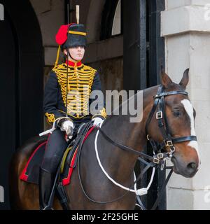 LONDON - 30 Juli: Kings Troop Royal Horse Artillery in Whitehall London am 30. Juli 2017. Unbekannte Frau Stockfoto