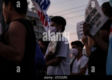 Demonstranten halten Plakate während einer Kundgebung zur Pressefreiheit nach Versuchen, ABS-CBN, das größte Rundfunknetz des Landes in Quezon City, Metro Manila, Philippinen, zu schließen. Stockfoto