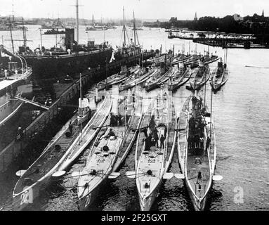 WWI Deutsche U-Boote im Hafen. U-20, Vordergrund - zweite von links, sank die RMS Lusitania. Foto c. 1915 Stockfoto