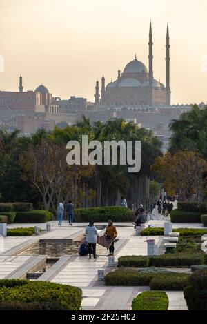 Lokale Ägypter genießen die Gärten im Al Azhar Park mit Kairo Zitadelle im Hintergrund, Salah Salem St, El-Darb El-Ahmar, Kairo, Ägypten Stockfoto