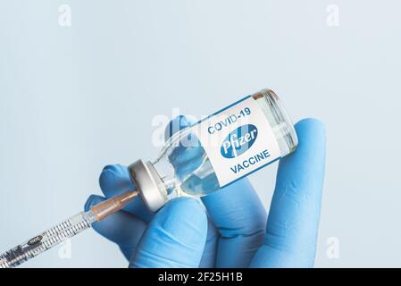 Izmir, Türkei - Januar 17 2021: Coronavirus-Impfstoff-Konzept und Hintergrund. Neuer Impfstoff pfizer und biontech isoliert auf blauem Hintergrund. Covid-19, 20 Stockfoto