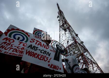 Demonstranten halten Plakate während einer Kundgebung zur Pressefreiheit nach Versuchen, ABS-CBN, das größte Rundfunknetz des Landes in Quezon City, Metro Manila, Philippinen, zu schließen. Stockfoto