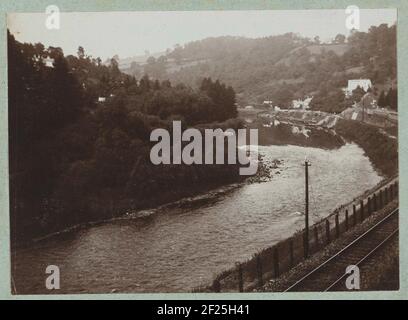 Flussblick entlang einer Eisenbahnlinie im Wye Valley; Symonds Yat im Valley of the Wye; Fotografien. Foto aus dem Album 'Photographies'. Stockfoto