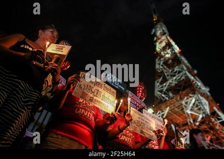 Demonstranten halten Plakate während einer Kundgebung zur Pressefreiheit nach Versuchen, ABS-CBN, das größte Rundfunknetz des Landes in Quezon City, Metro Manila, Philippinen, zu schließen. Stockfoto