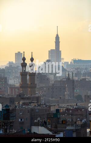 Stimmungsvolles Stadtbild von Kairo bei Sonnenuntergang mit dem Cairo Tower und Minaretten, vom Al Azhar Park, Salah Salem St, El-Darb El-Ahmar, Kairo, Ägypten Stockfoto