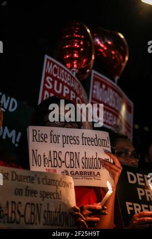 Demonstranten halten Plakate während einer Kundgebung zur Pressefreiheit nach Versuchen, ABS-CBN, das größte Rundfunknetz des Landes in Quezon City, Metro Manila, Philippinen, zu schließen. Stockfoto