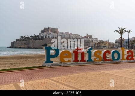 Blick auf das Ortsschild und den Strand von Peniscola An der Costa del Azahar in Spanien Stockfoto