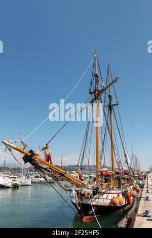 LA SPEZIA, LIGURIEN/ITALIEN - 19. APRIL : Alter Segelclipper, der am 19. April 2019 in La Spezia Ligurien in Italien festgemacht wurde. Vier Unidentifie Stockfoto